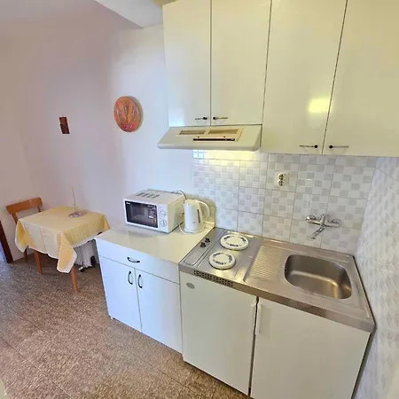 Apartman In 27418 *
